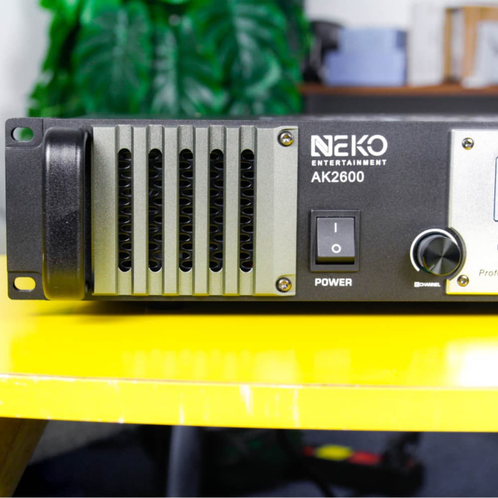Công suất NEKO AK2600 có thiết kế sang trọng, tinh tế
